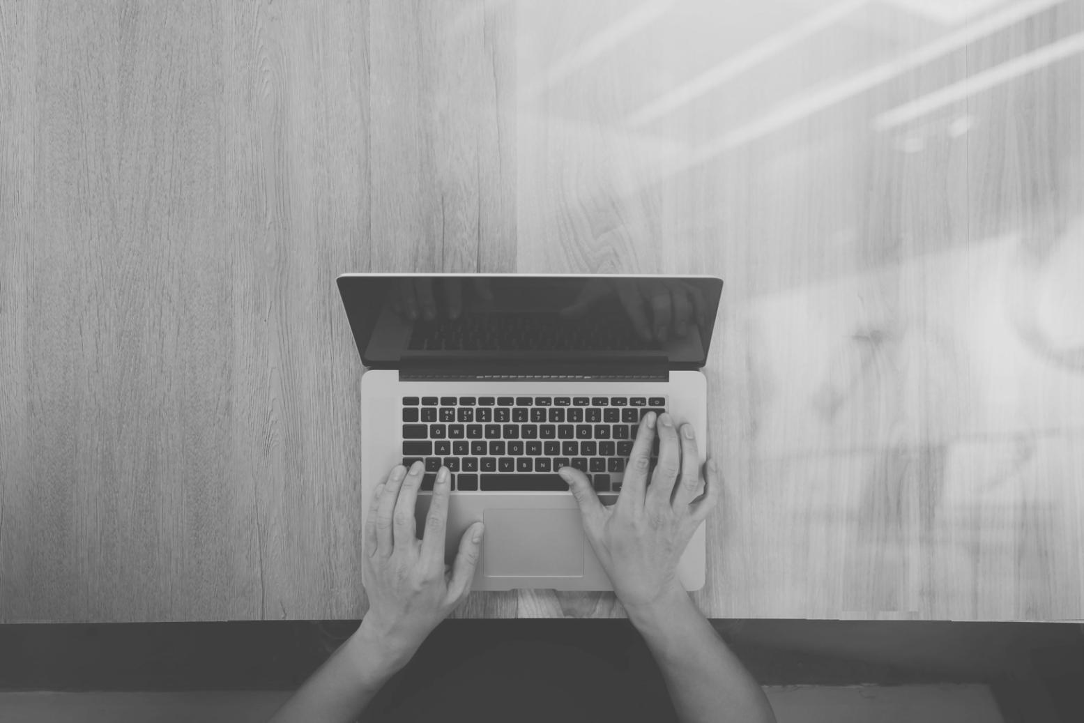 Espace de coworking moderne où travaillent nos diplômés