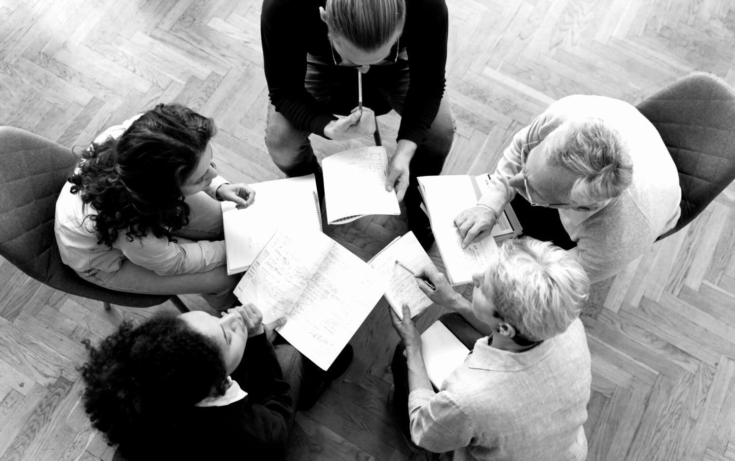 Équipe pédagogique en session de travail collaboratif